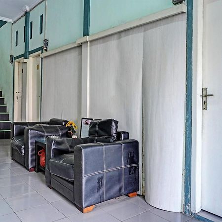 Oyo 91731 Home Stay Elis Cateliya Syariah Karawang Eksteriør bilde