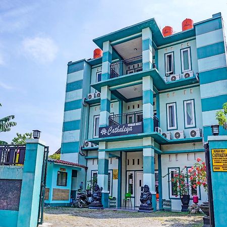 Oyo 91731 Home Stay Elis Cateliya Syariah Karawang Eksteriør bilde