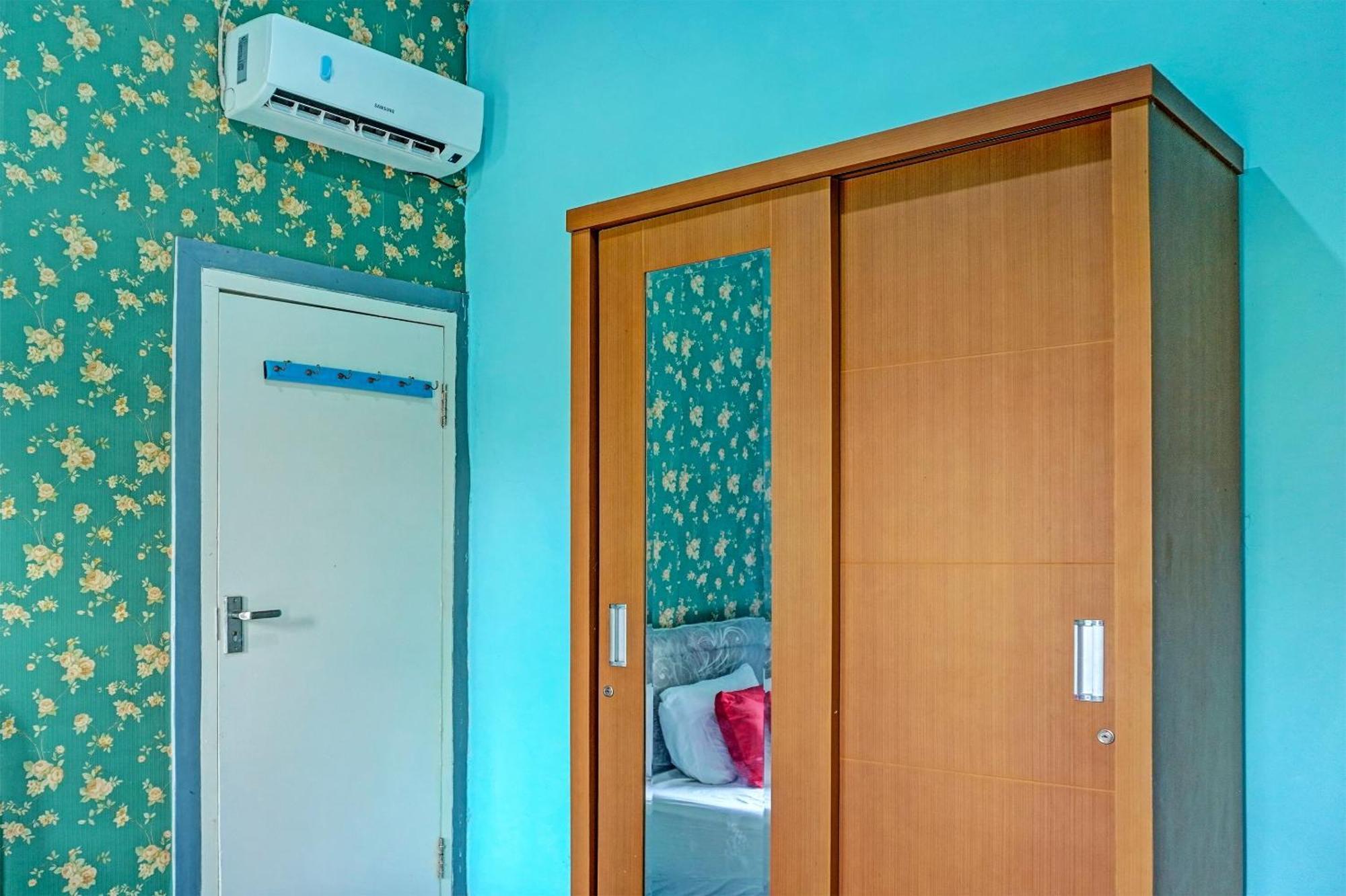 Oyo 91731 Home Stay Elis Cateliya Syariah Karawang Eksteriør bilde
