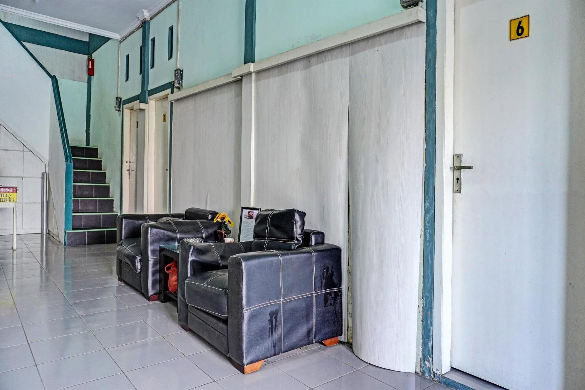 Oyo 91731 Home Stay Elis Cateliya Syariah Karawang Eksteriør bilde
