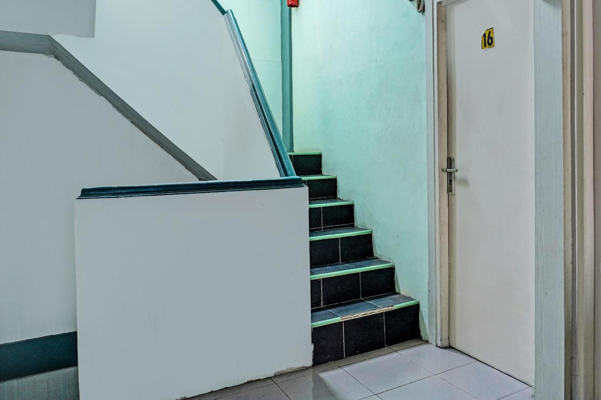 Oyo 91731 Home Stay Elis Cateliya Syariah Karawang Eksteriør bilde