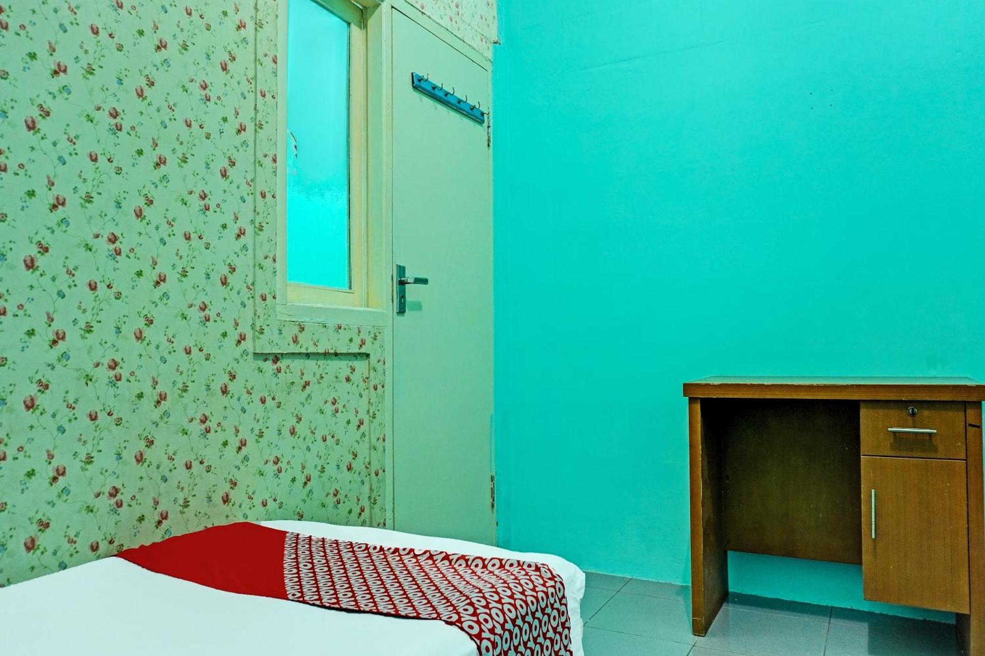 Oyo 91731 Home Stay Elis Cateliya Syariah Karawang Eksteriør bilde