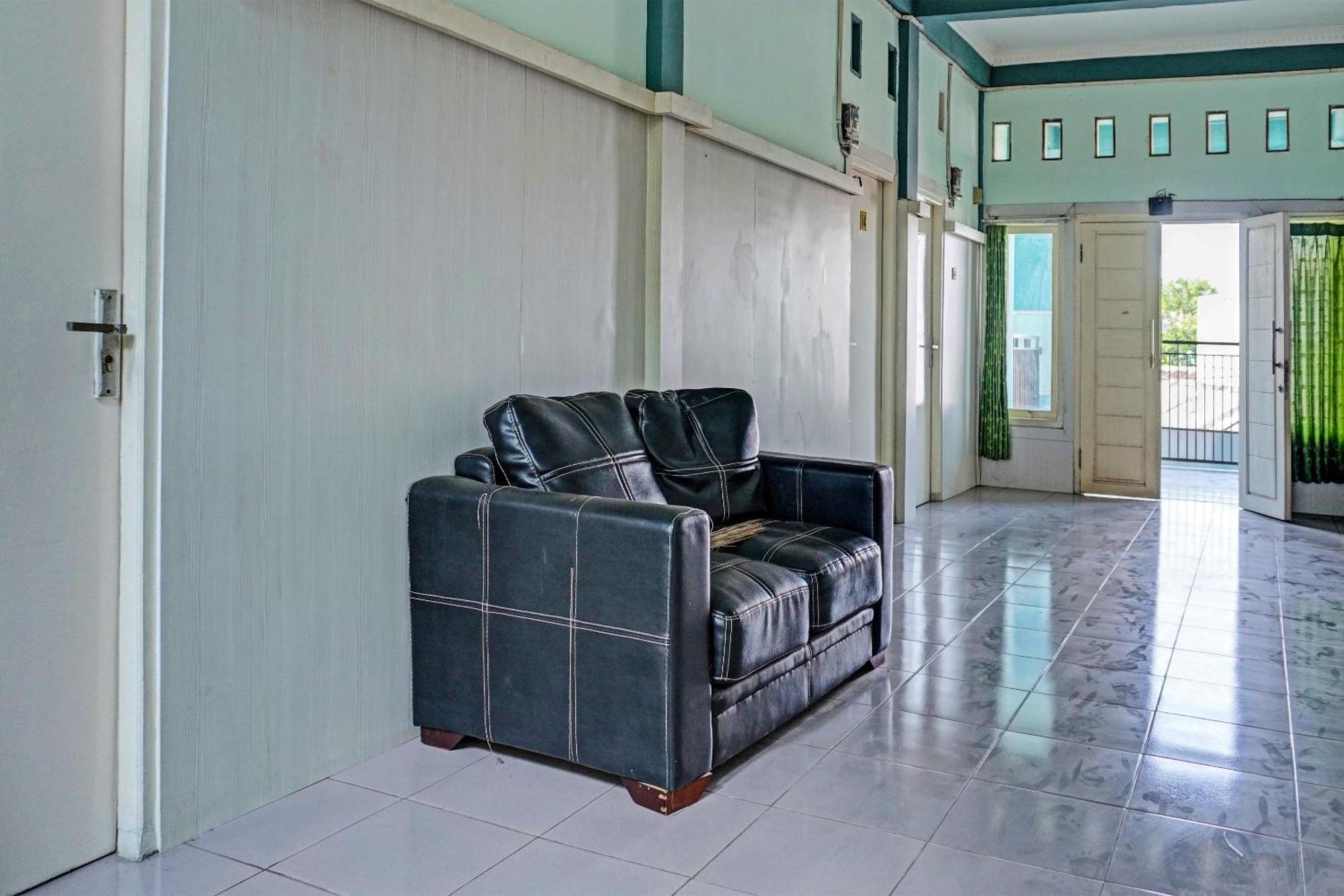 Oyo 91731 Home Stay Elis Cateliya Syariah Karawang Eksteriør bilde