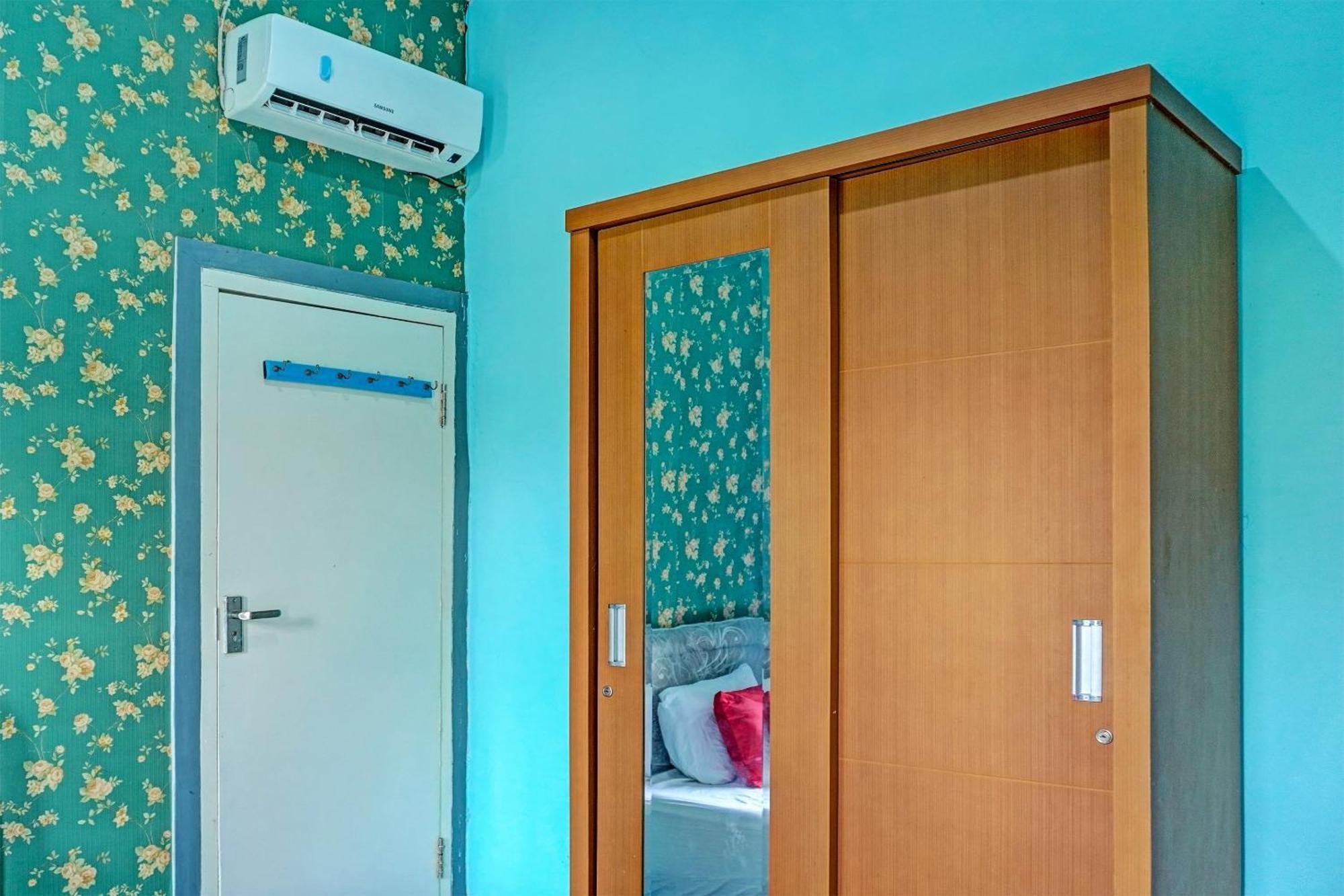 Oyo 91731 Home Stay Elis Cateliya Syariah Karawang Eksteriør bilde