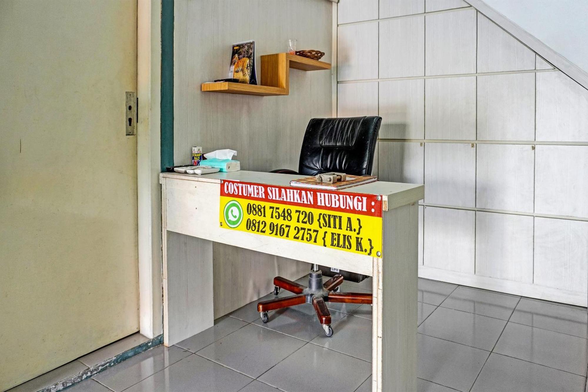 Oyo 91731 Home Stay Elis Cateliya Syariah Karawang Eksteriør bilde