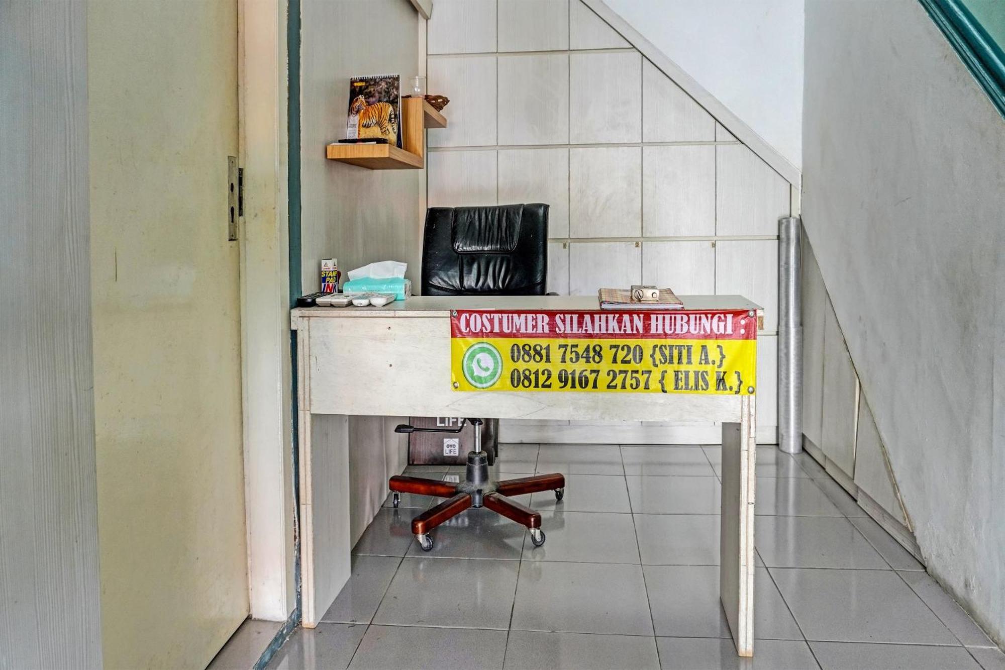 Oyo 91731 Home Stay Elis Cateliya Syariah Karawang Eksteriør bilde