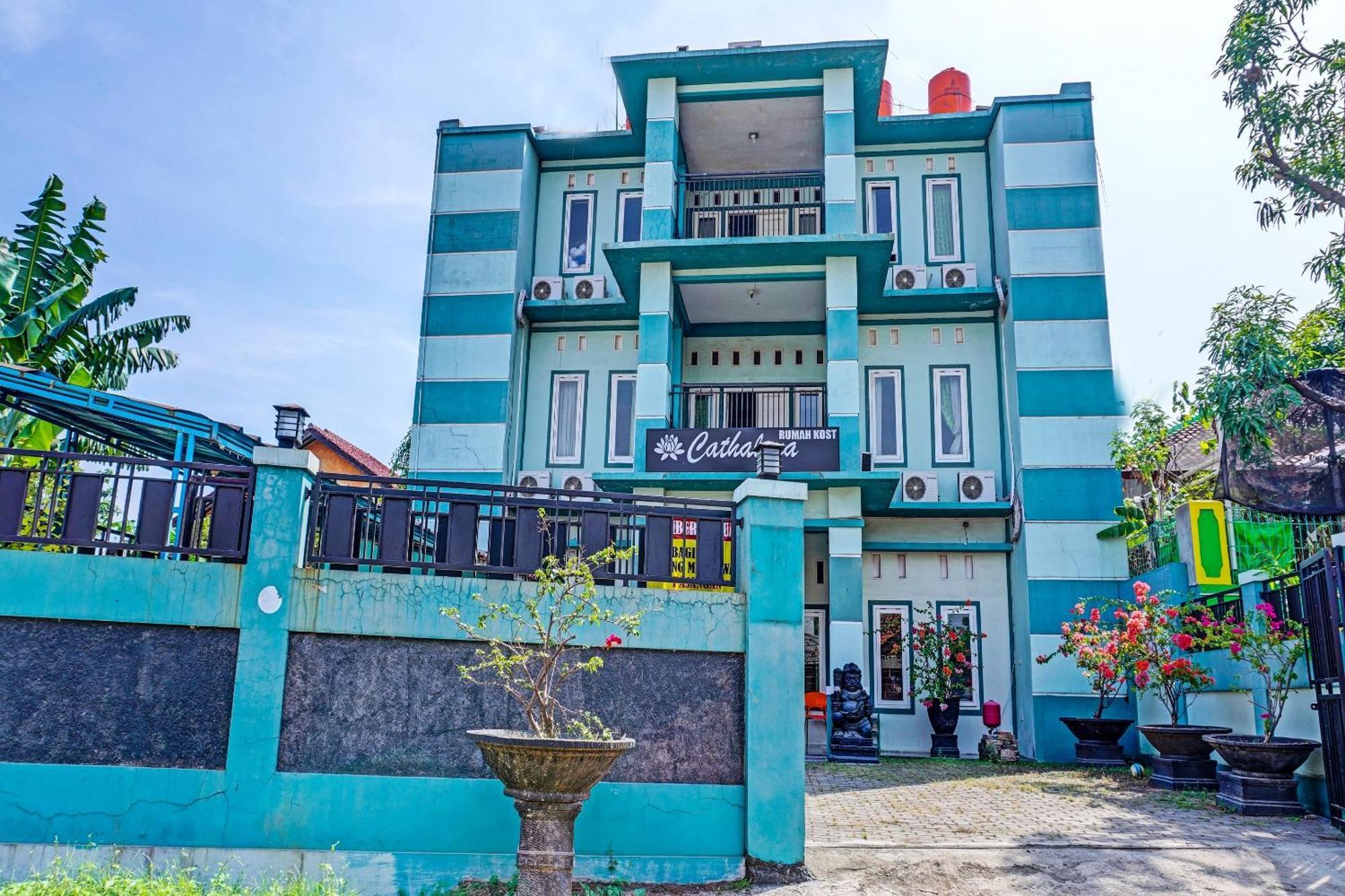 Oyo 91731 Home Stay Elis Cateliya Syariah Karawang Eksteriør bilde